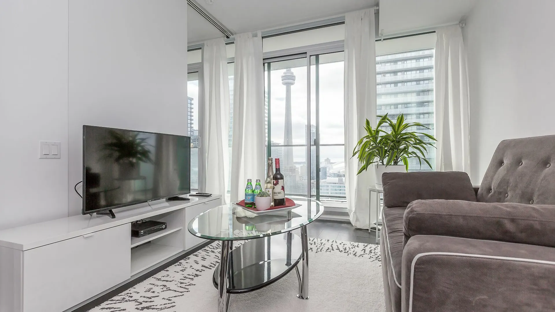 **** Отель Noel Suites- Peter And Richmond St West Торонто Канада